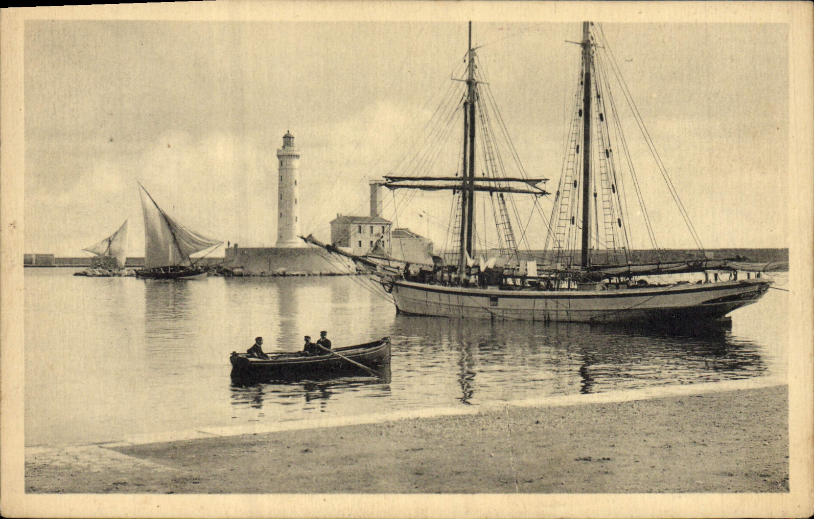 CPA Phare Sete Entree du port et phare Saint Louis Bateau