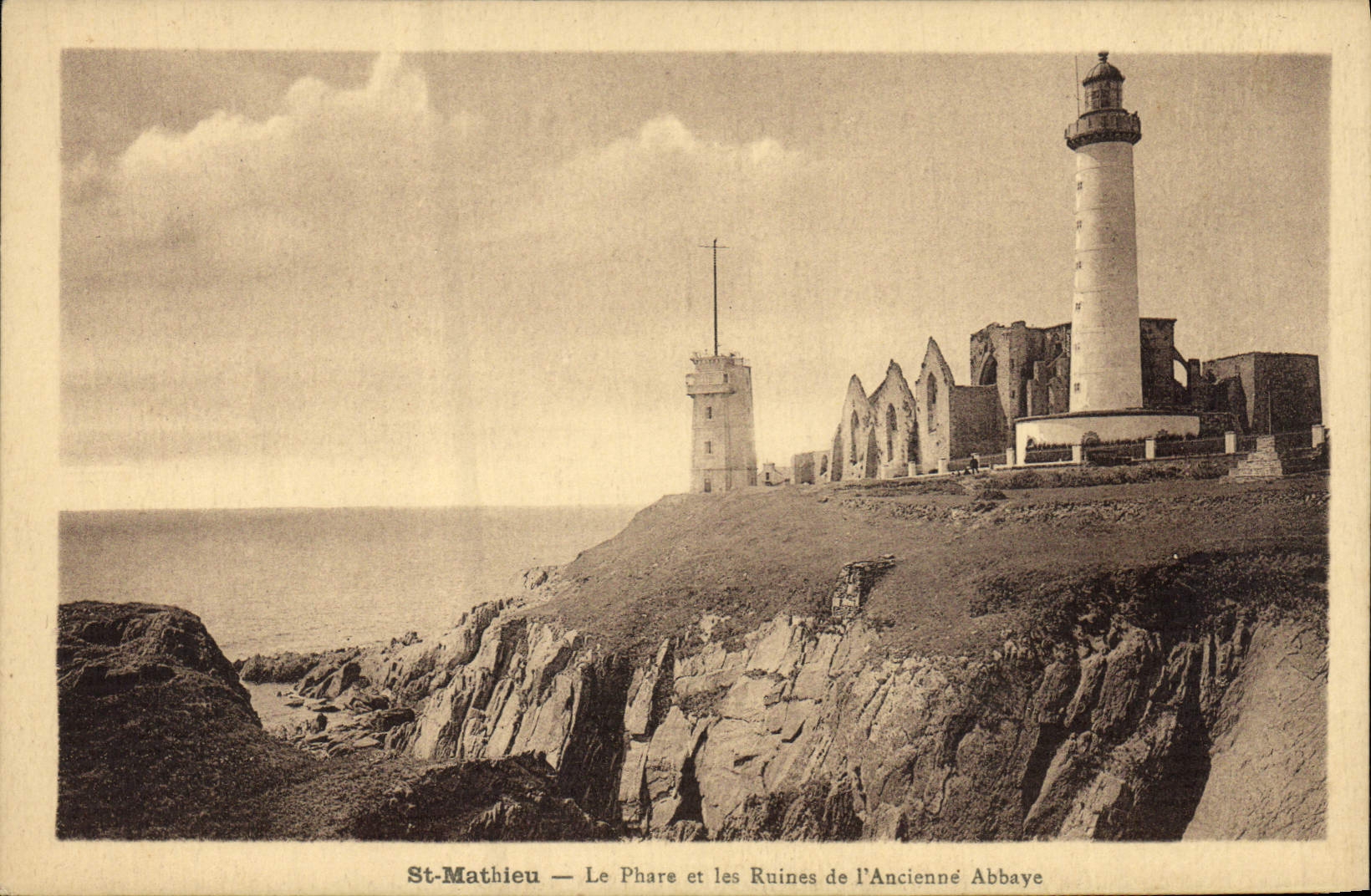 CPA Phare St Mathieu Le phare et les ruines de l'ancienne abbaye