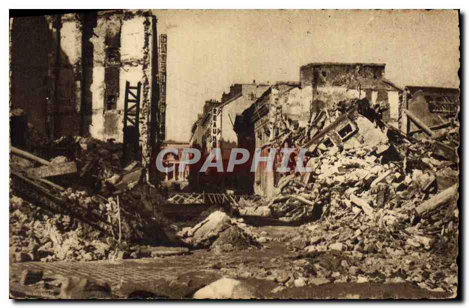 CPA Militaria Nantes apres le bombardement Le Rue Lafayette Magasins Sigrand et Prisunic 