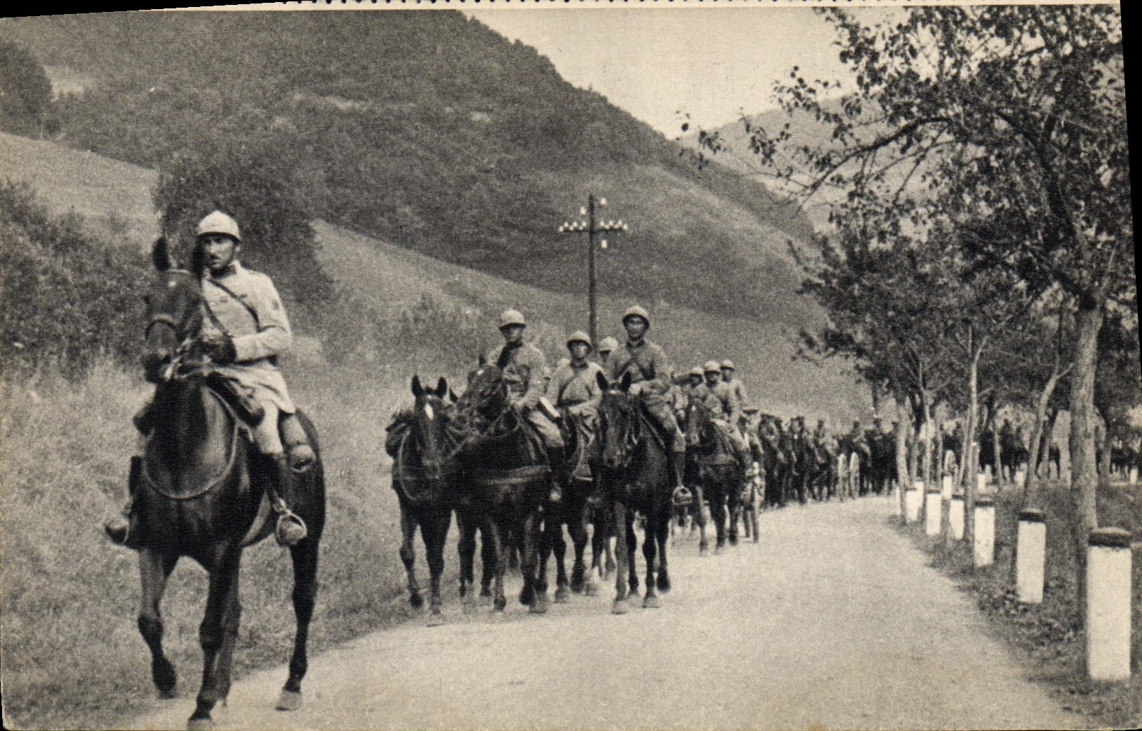 CPA Militaria Batterie de 75 sur route 
