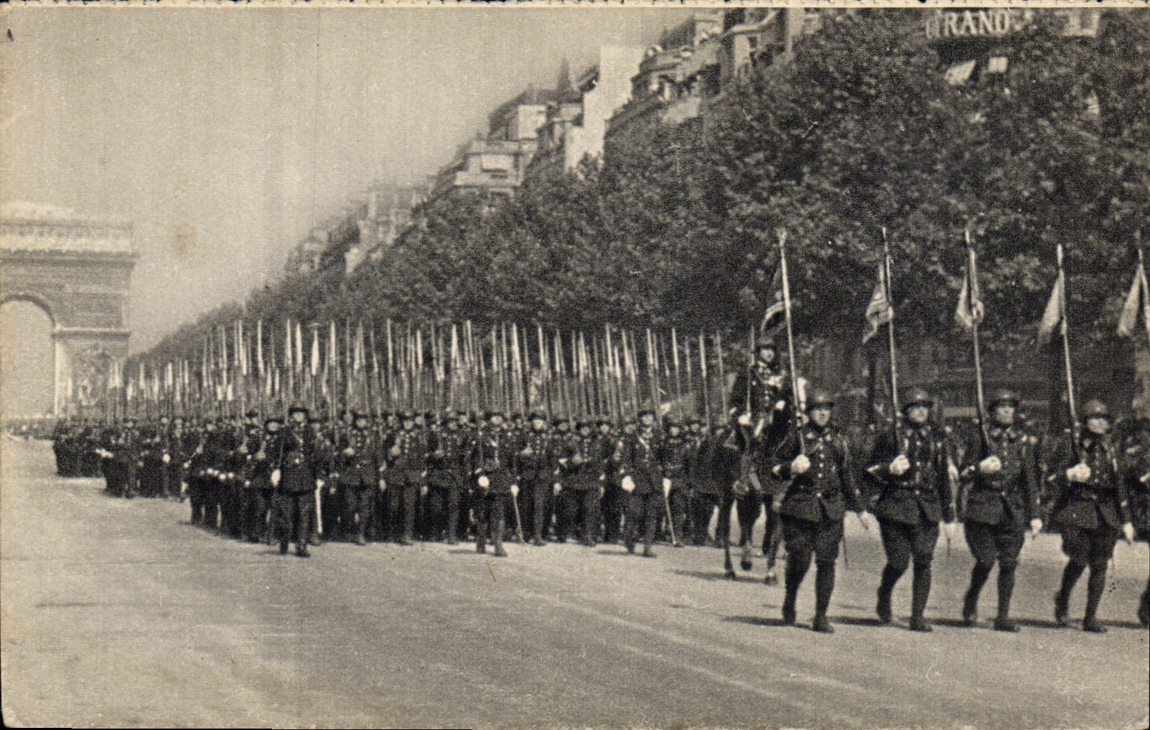 CPA Militaria Revue du 14 Juillet Les chasseurs a pied Paris Arc de Triomphe