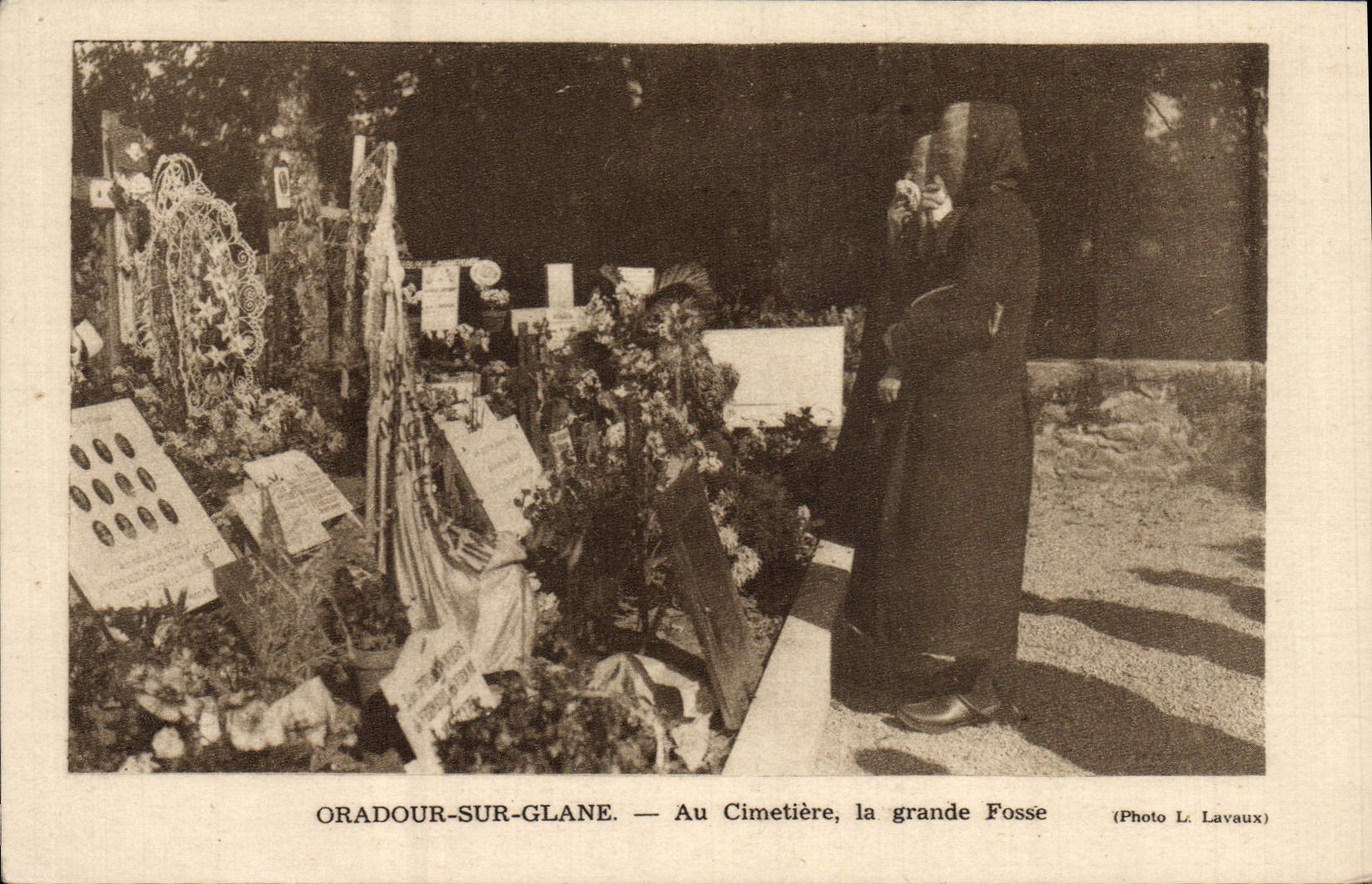 Oradour-sur-Glane — Au Cimetière, la grande Fosse — Photo L. Lavaux