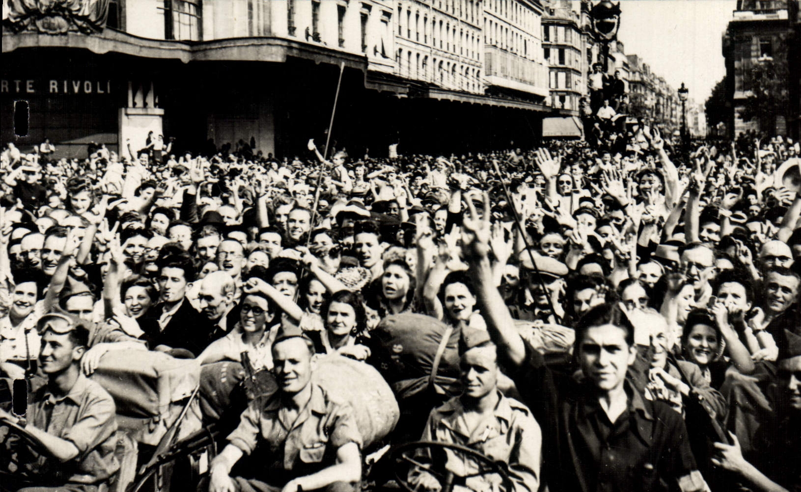 CPA Militaria Paris Aout 1944 La foule acclamant le General de Gaulle place de l'Hotel de ville