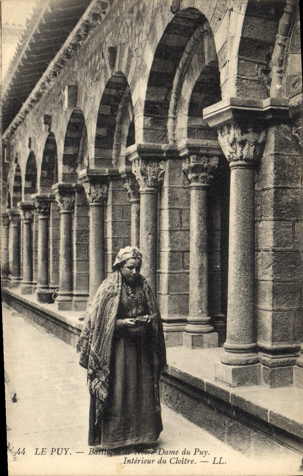 CPA Folklore Auvergne Le Puy Basilique de Notre Dame du Puy Interieur du cloitre 