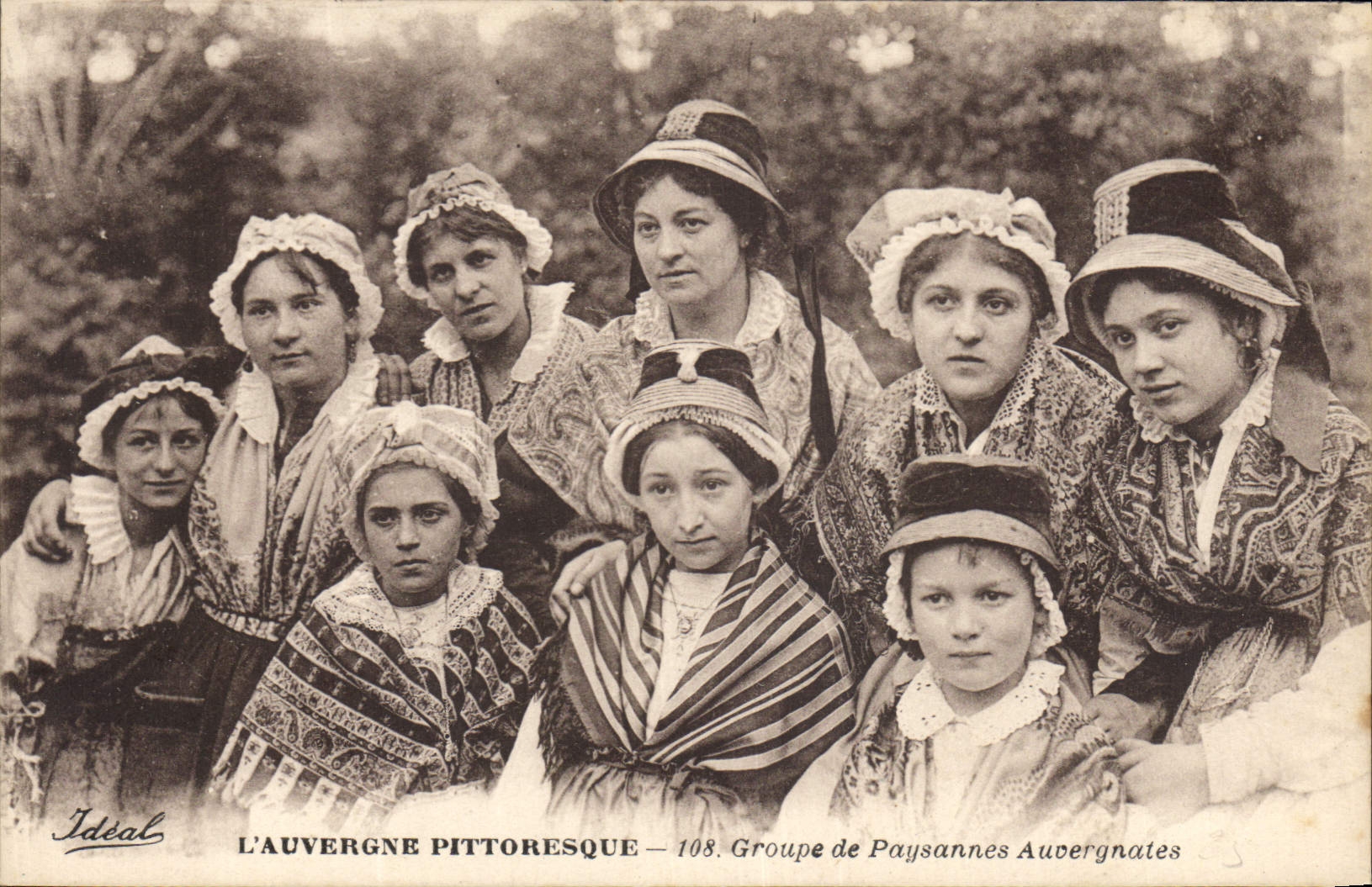 CPA Folklore Auvergne Groupe de paysannes Auvergnates 