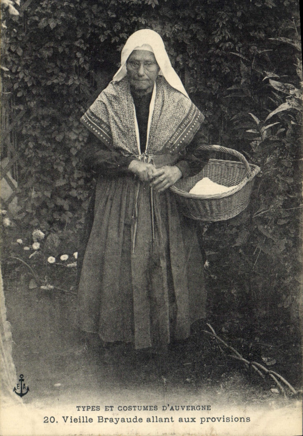 CPA Folklore Auvergne Vieille Brayaude allant aux provisions 