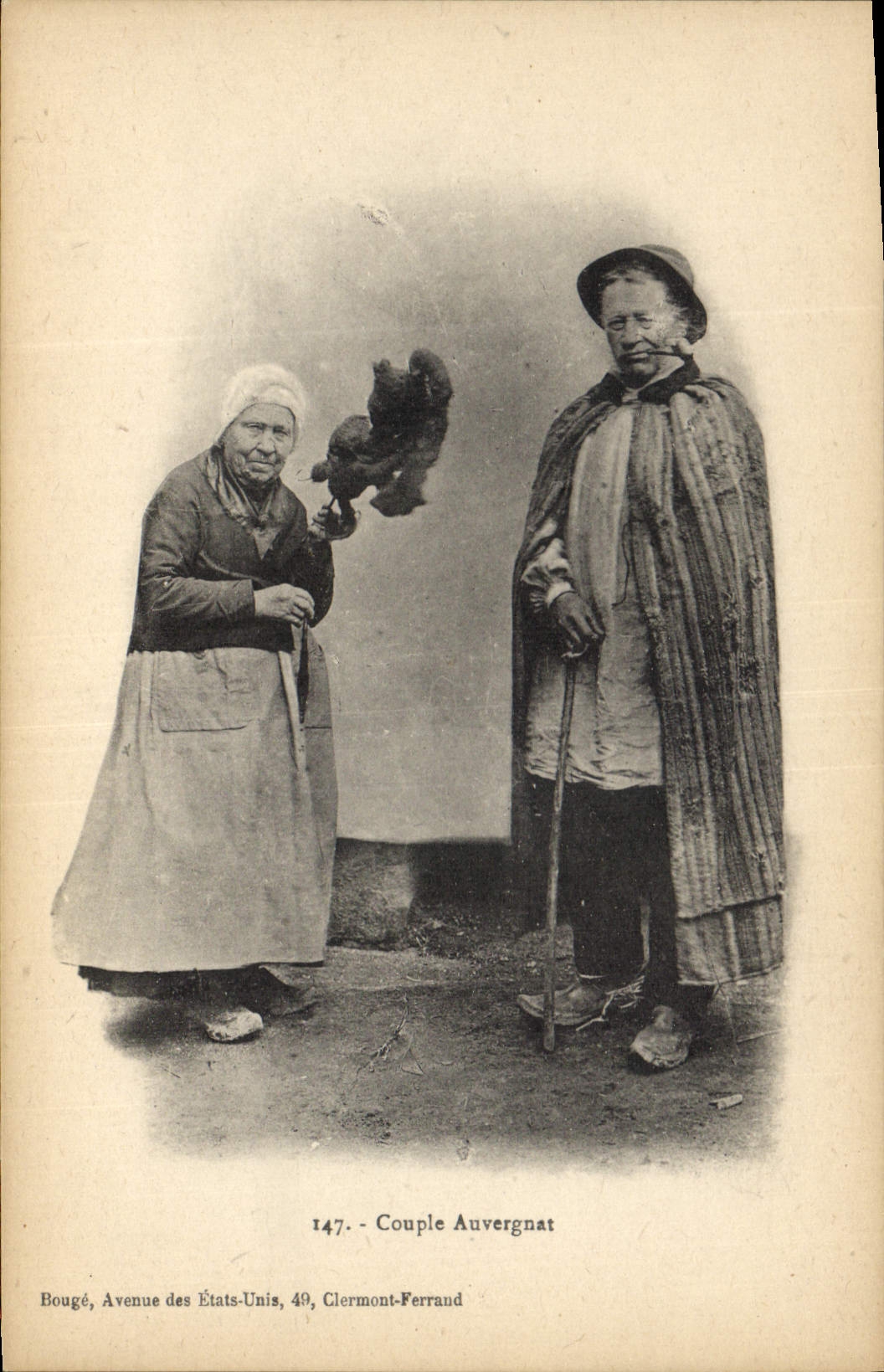 CPA Folklore Auvergne Couple Auvergnat 