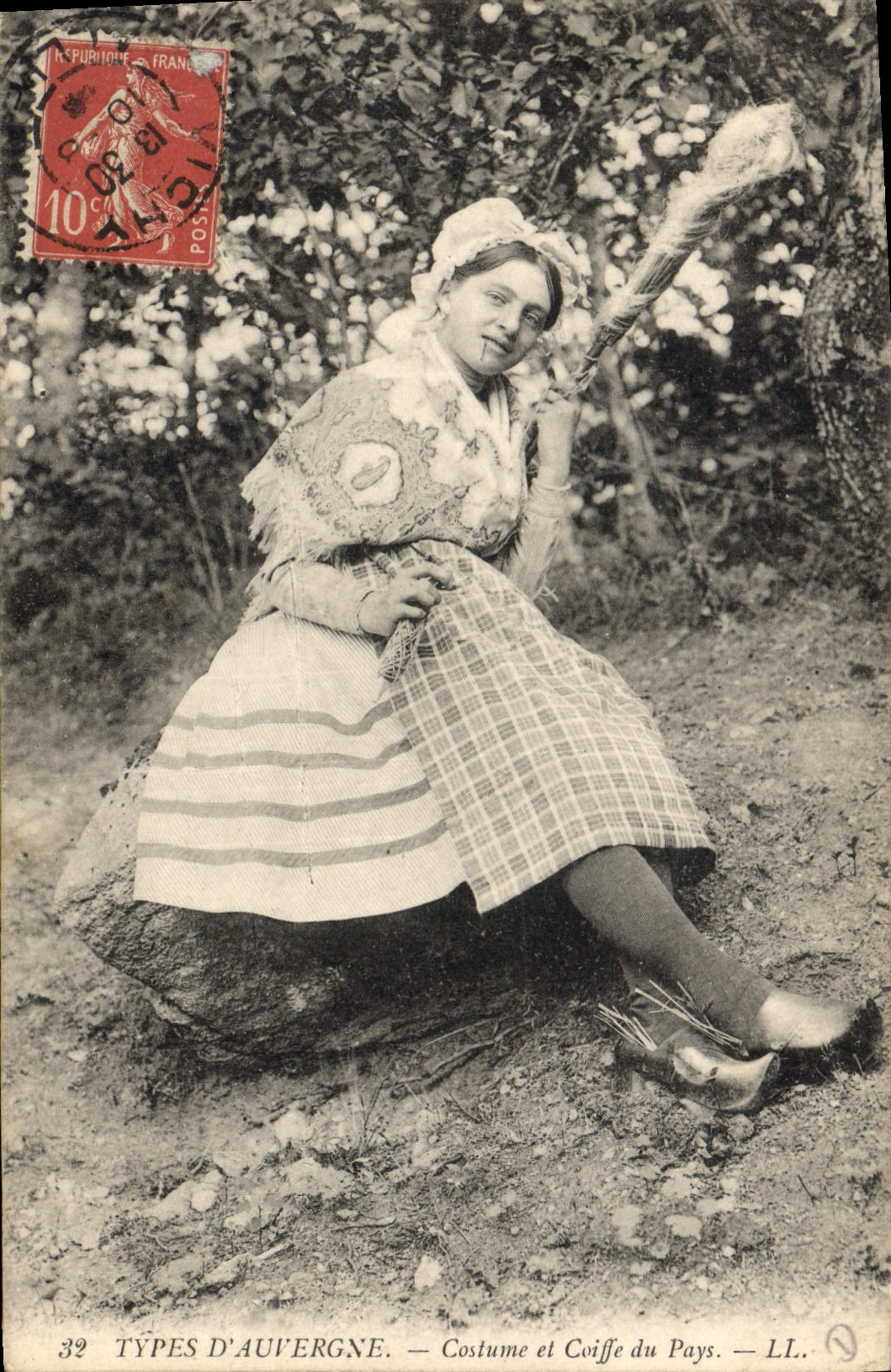 CPA Folklore Auvergne Costume et coiffe du pays 