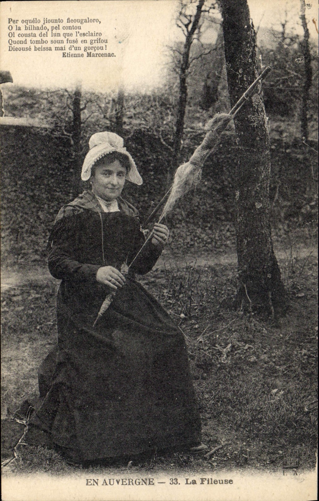 CPA Folklore Auvergne La fileuse 