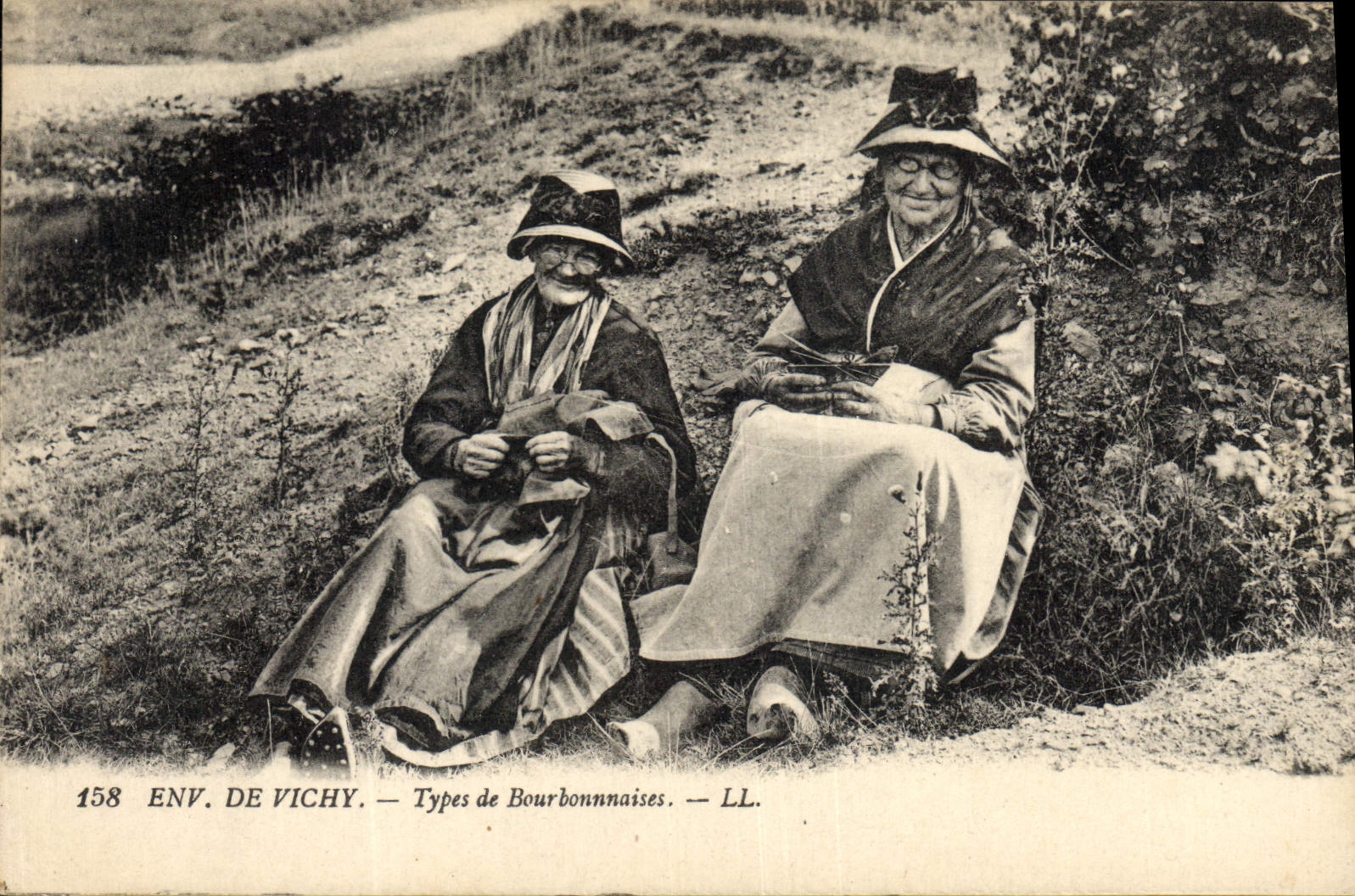 CPA Folklore Auvergne Environs de Vichy Types de Bourbonnaises 