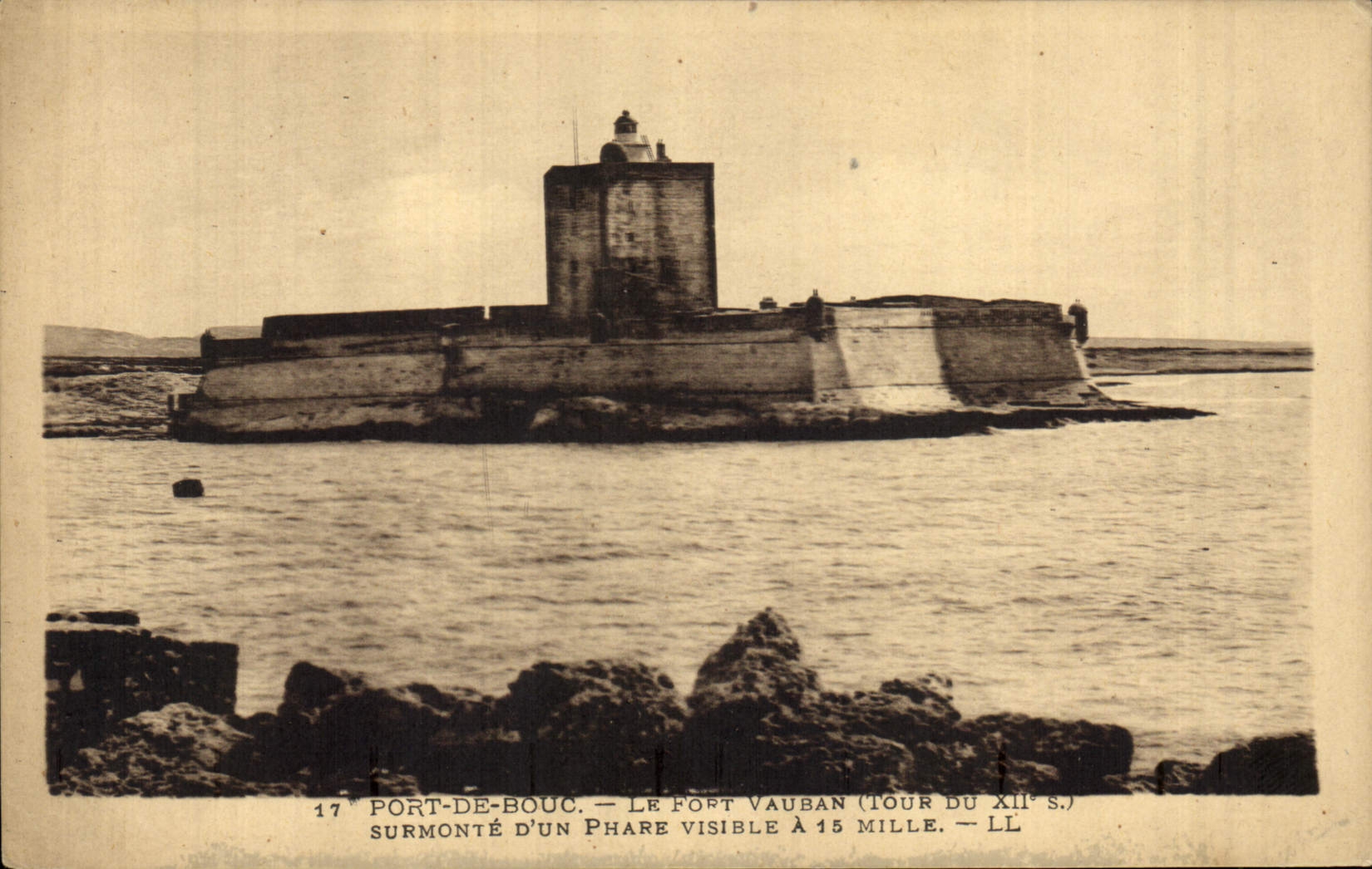 CPA Phare Port de Bouc Le fort Vauban surmonte d'un phare visible a 15 mille