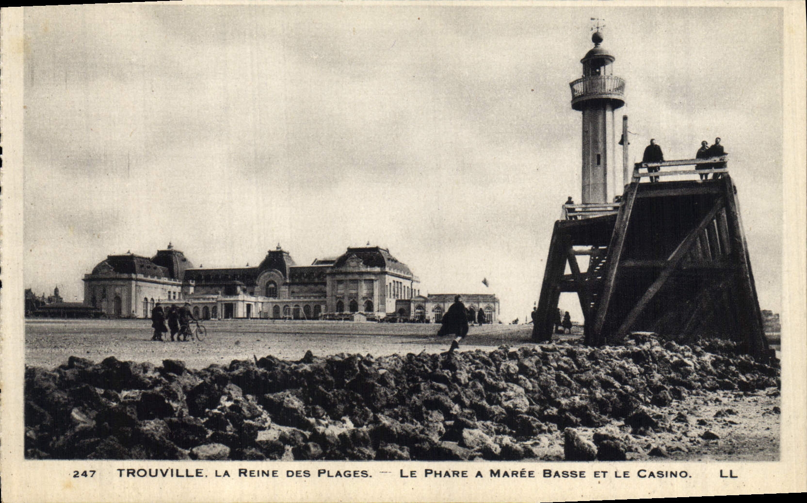 CPA Phare a maree basse et le casino Trouville Reine des plages