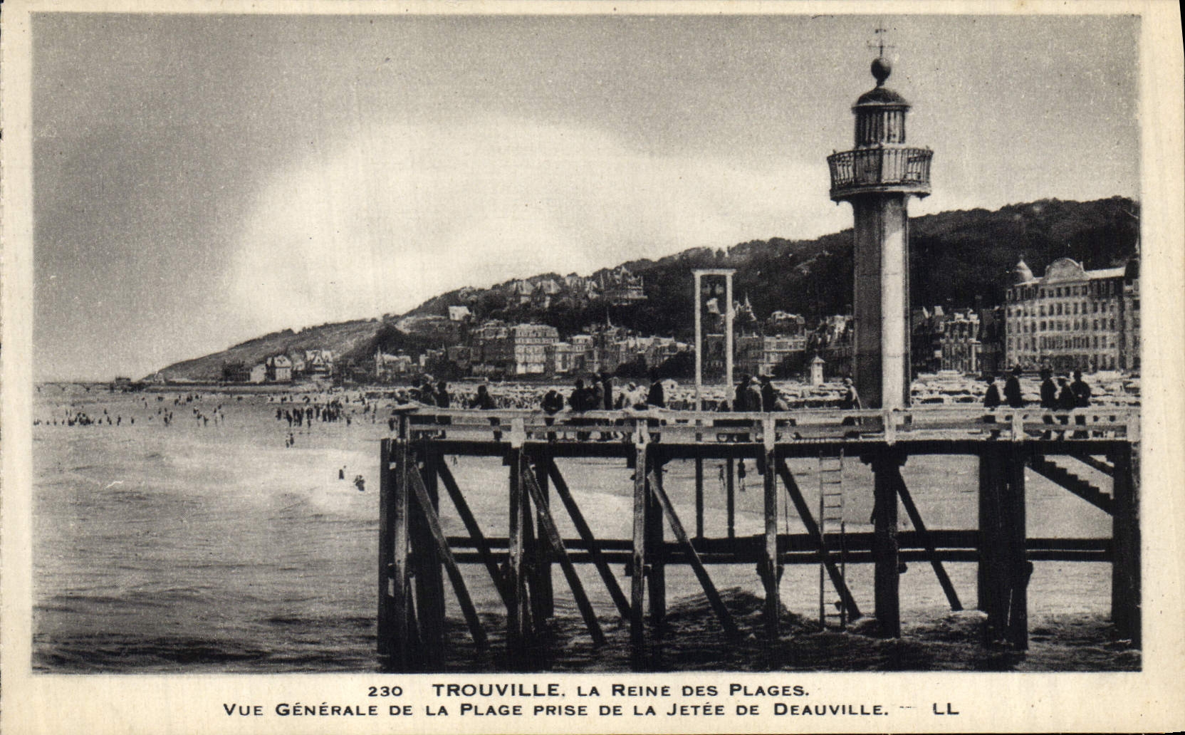 CPA Phare Trouville Reine des plages Vue generale de la plage prise de la jetee de Deauville