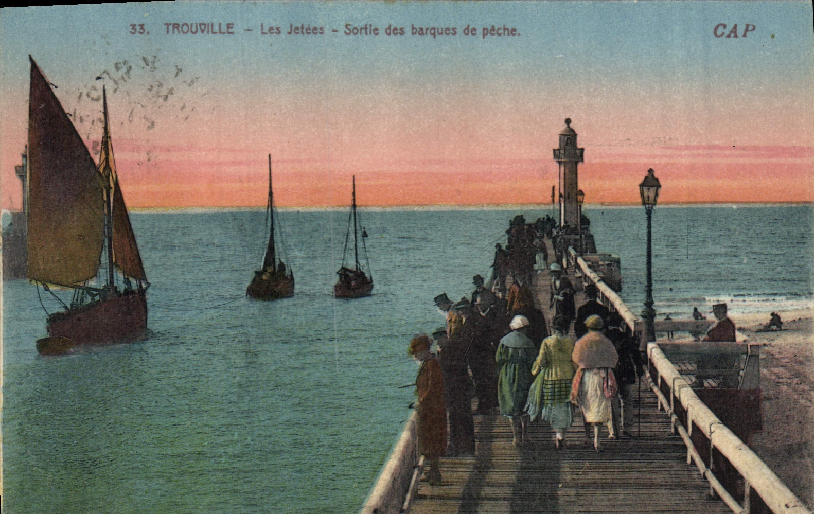 CPA Phare Trouville Les jetees Sortie des barques de peche Bateau