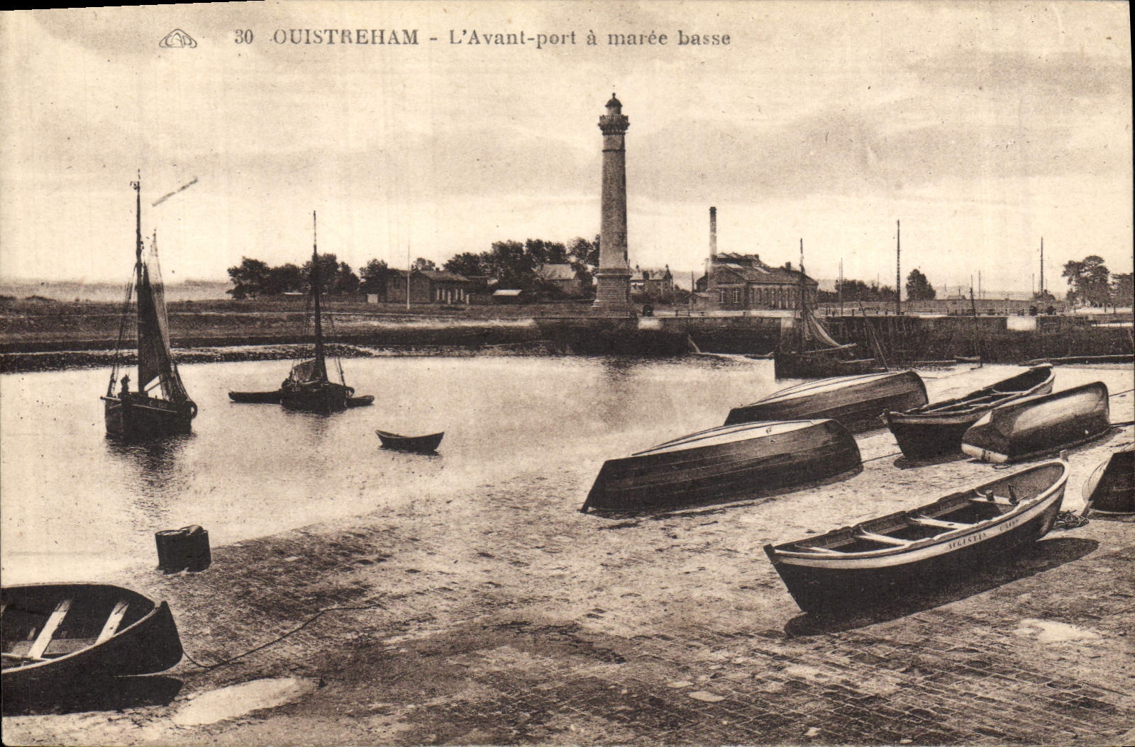 CPA Phare Ouistreham L'avant port a maree basse Bateaux