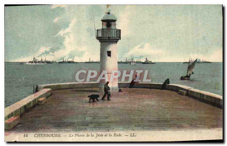 CPA Phare Cherbourg Le phare de la jetee et la rade Bateaux