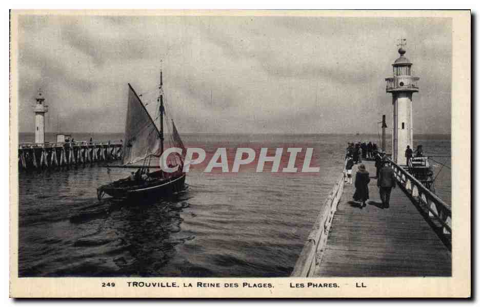CPA Phare Trouville La reine des plages Les phares Bateau 