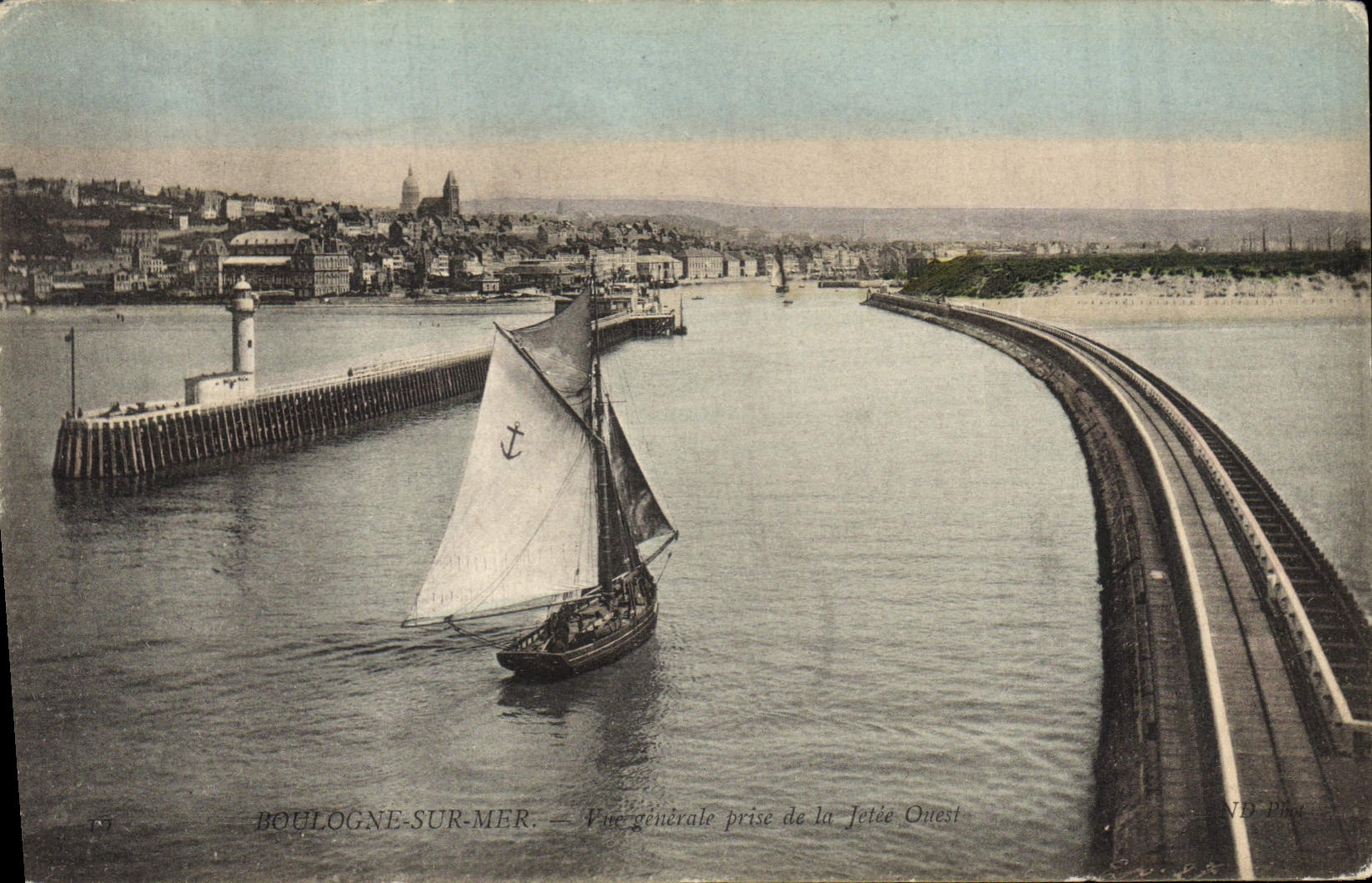 CPA Phare Boulogne sur Mer Vue generale prise de la jetee Ouest Bateau