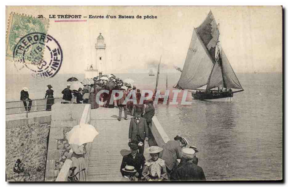 CPA Phare Le Treport Entree d'un bateau de peche