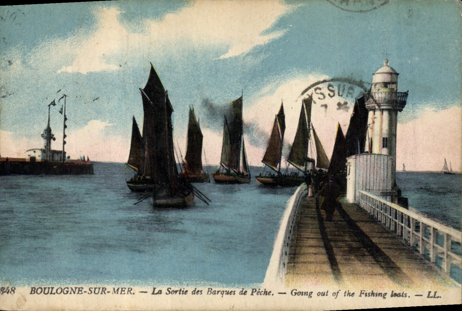 CPA Phare Boulogne sur Mer La sortie des barques de peche Bateaux