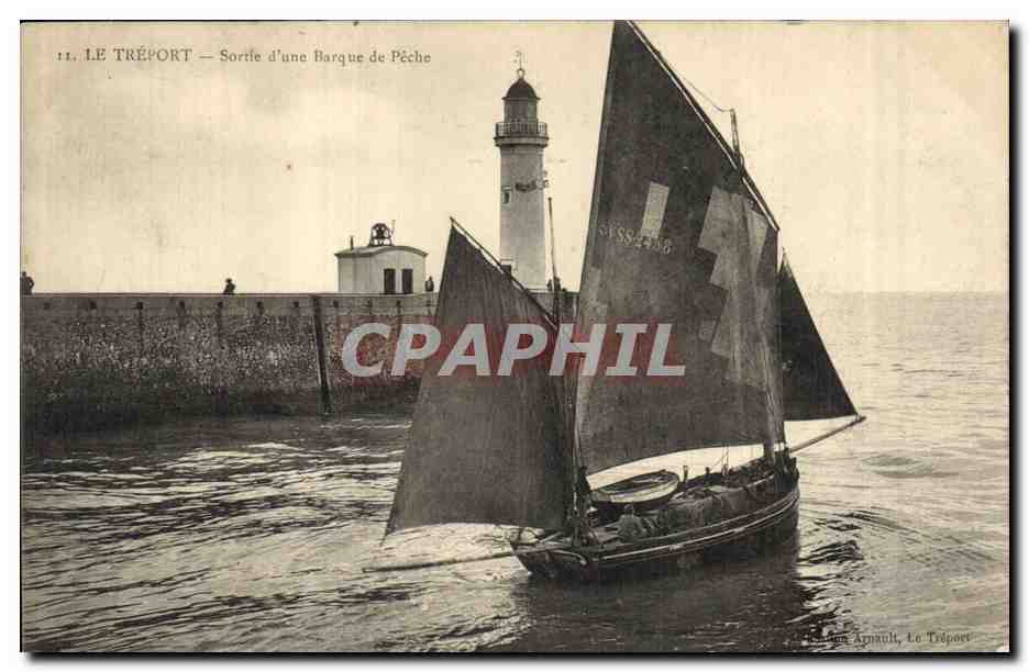 CPA Phare Le Treport Sortie d'une barque de peche Bateau