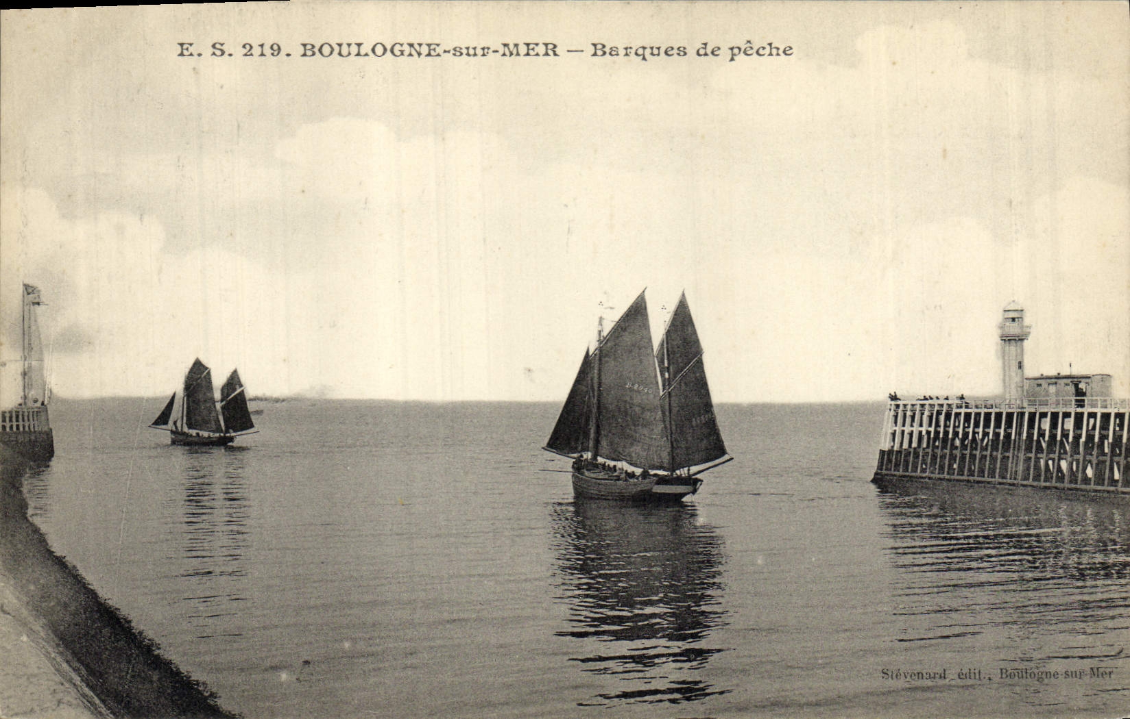 CPA Phare Boulogne sur Mer Barques de peche Bateaux