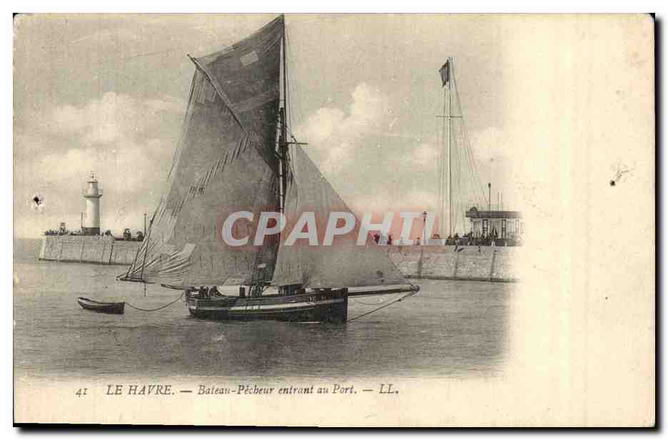 CPA Phare Le Havre Bateau Pecheur entrant au port 