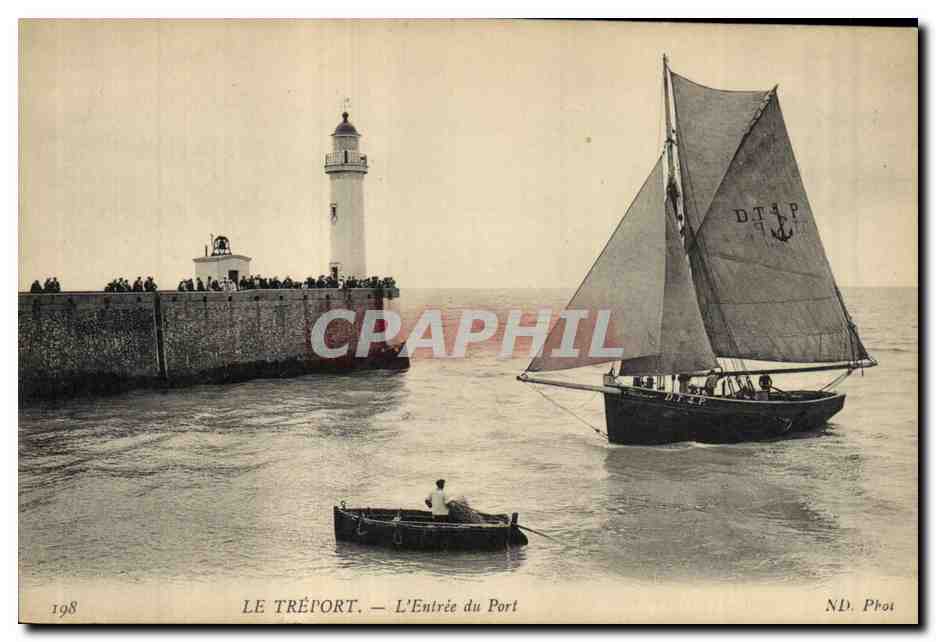 CPA Phare Le Treport L'entree du port Bateau