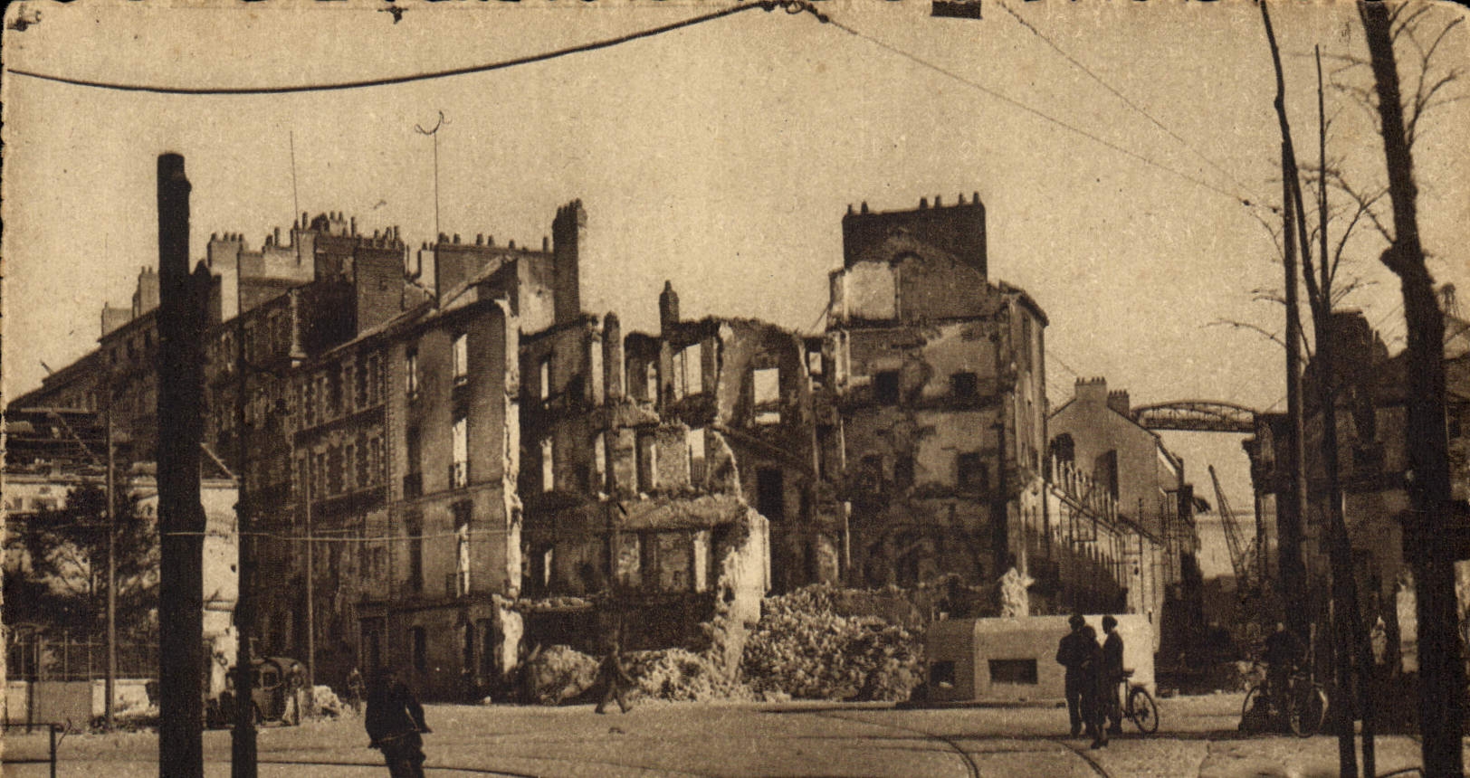 CPM Militaria Nantes apres les bombardements La Place Lamoriciere