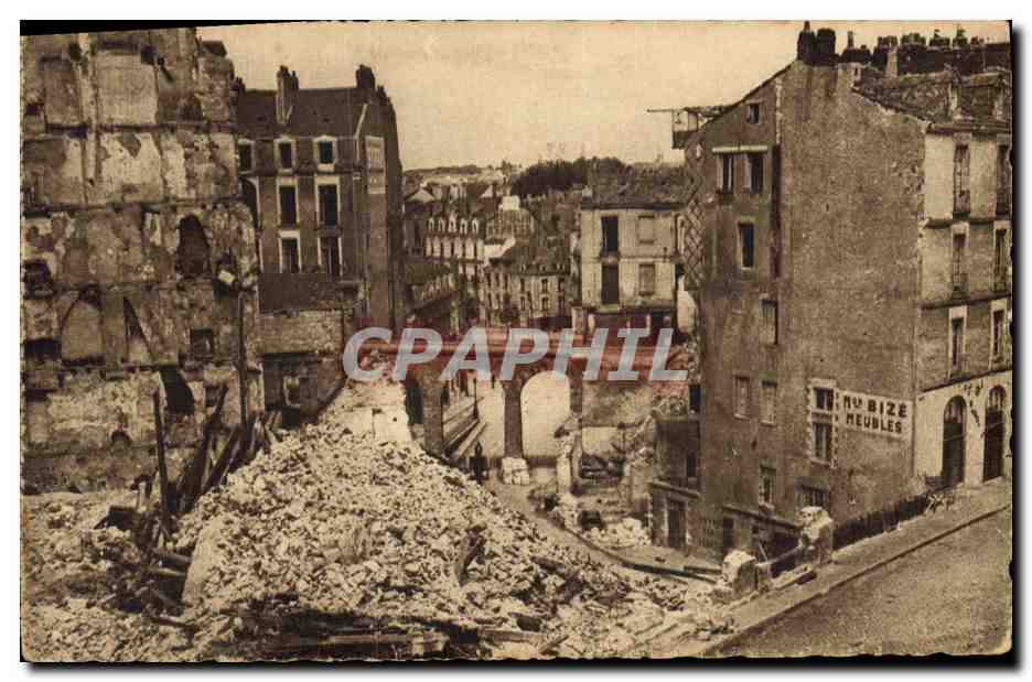 CPM Militaria Nantes apres les bombardements La Rue de l'Arche Seche vers le pont Sauvetout