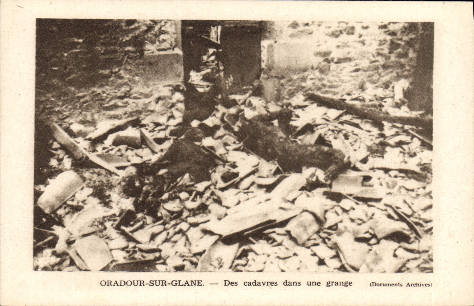 CPM Militaria Oradour sur Glane Des cadavres dans une grange