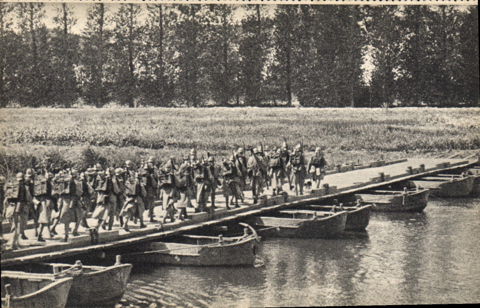 CPM Militaria Pont de bateaux