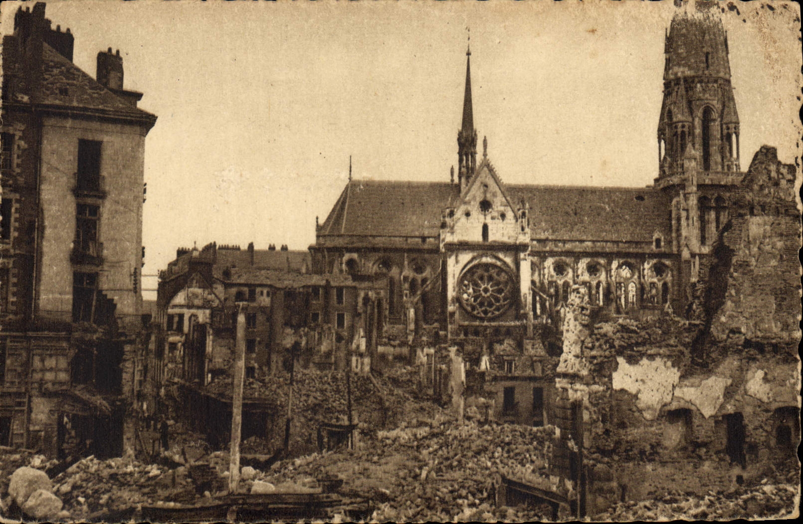CPM Militaria Nantes apres les bombardements La bas de la rue du Calvaire pris de la Maison du Prisonnier