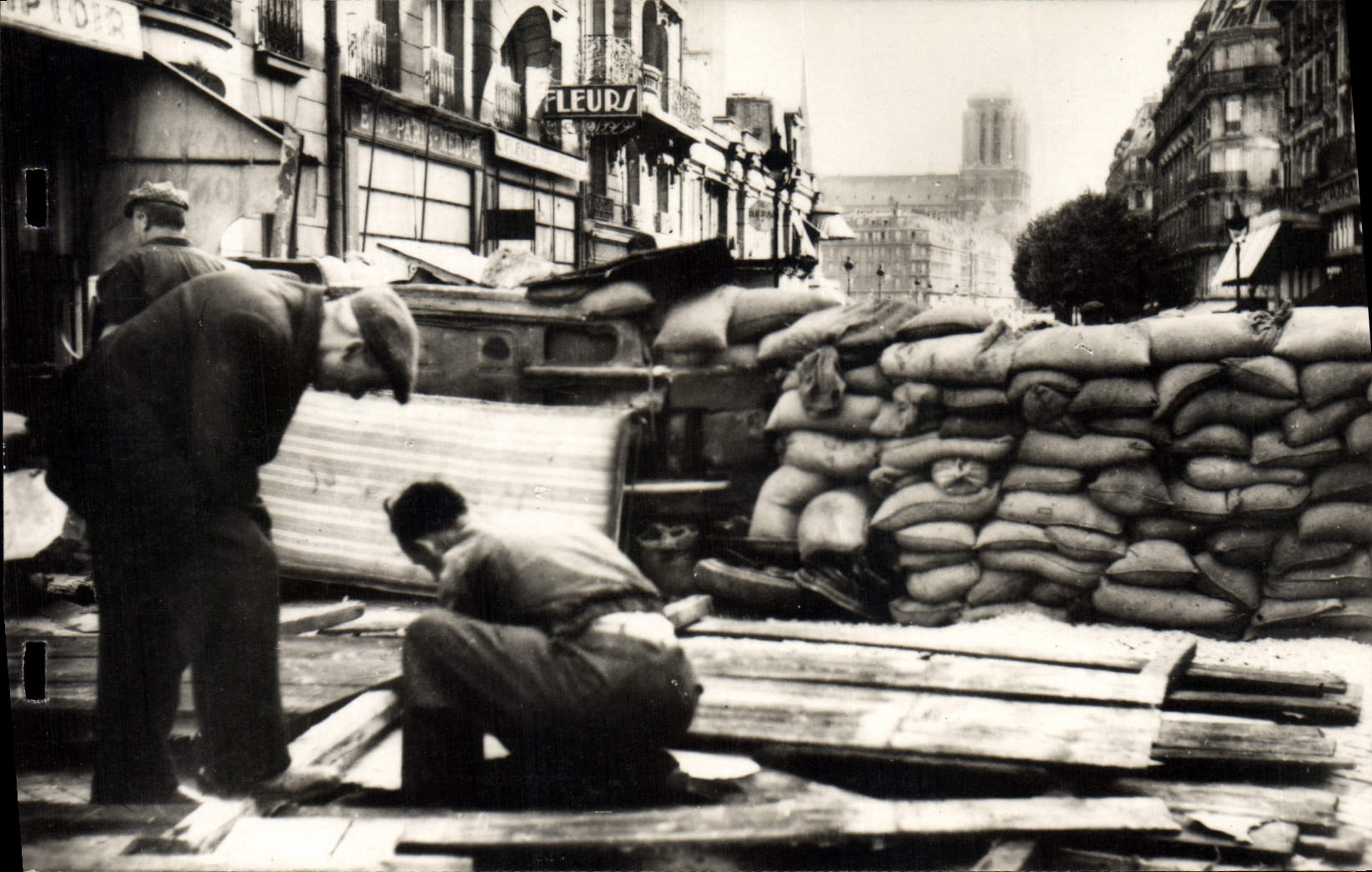 CPM Militaria Une barricade aux abords de la Prefecture