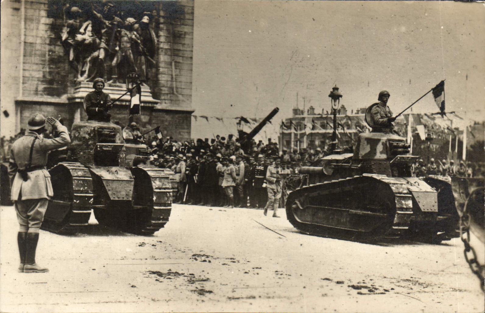 CARTE PHOTO Militaria Paris Tanks Chars d'assaut