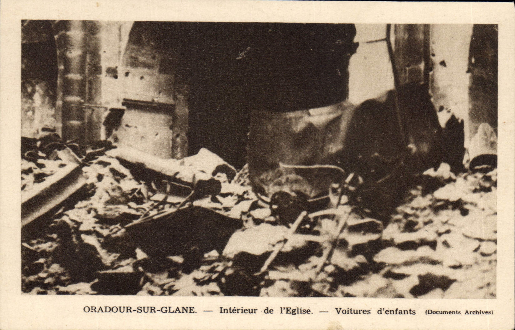 CPM Militaria Oradour sur Glane Interieur de l'eglise Voitures d'enfants