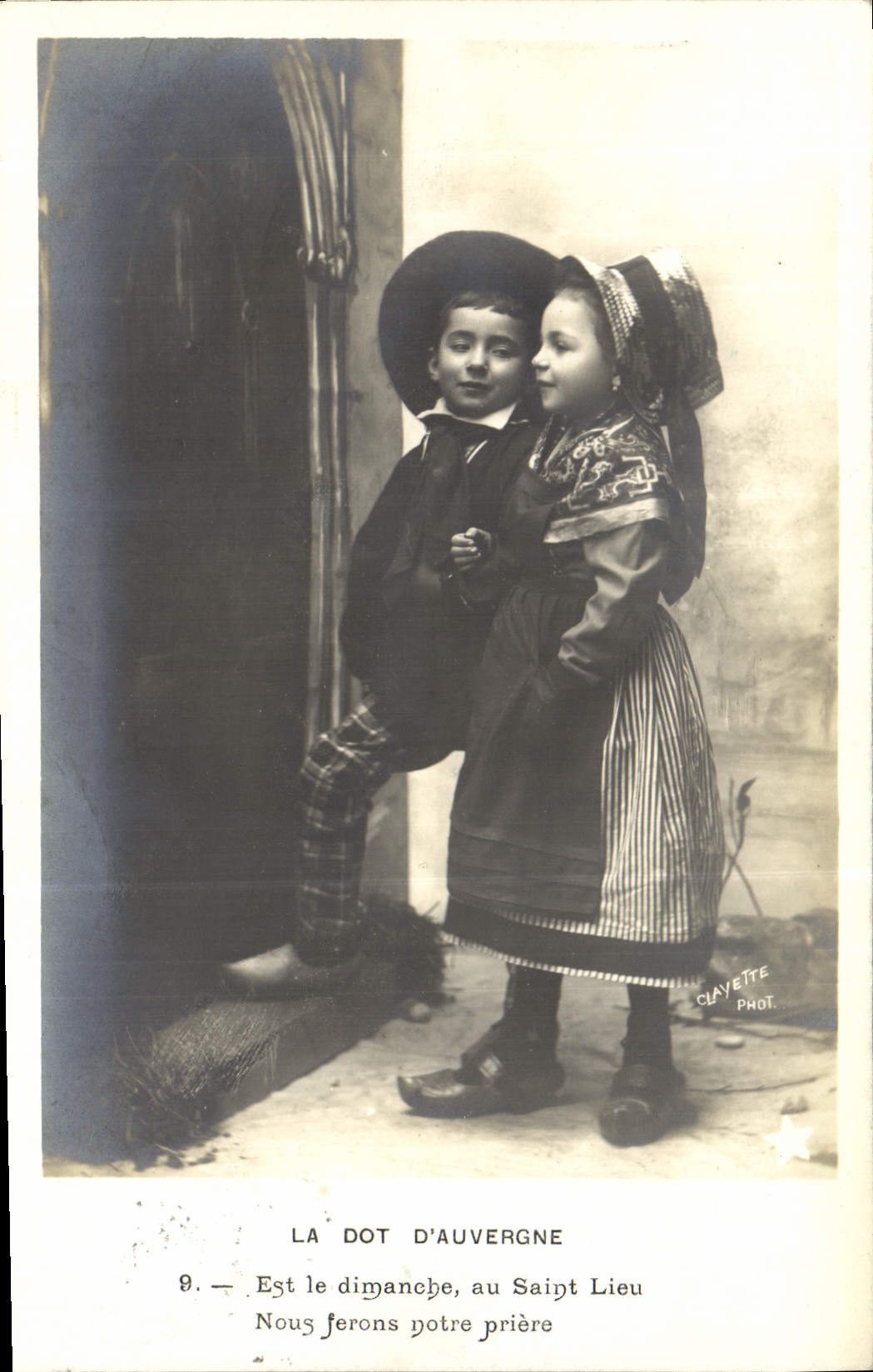 CPA Folklore Enfants La Dot d'Auvergne