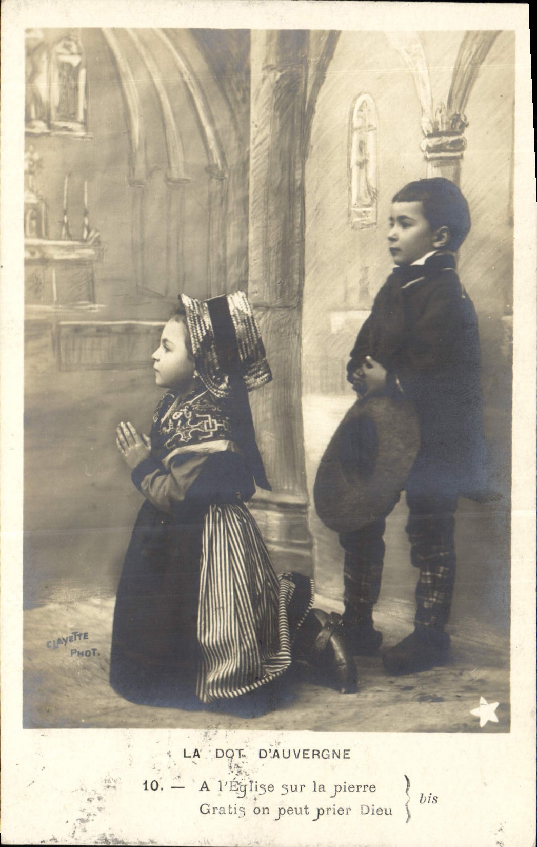CPA Folklore Enfants La Dot d'Auvergne