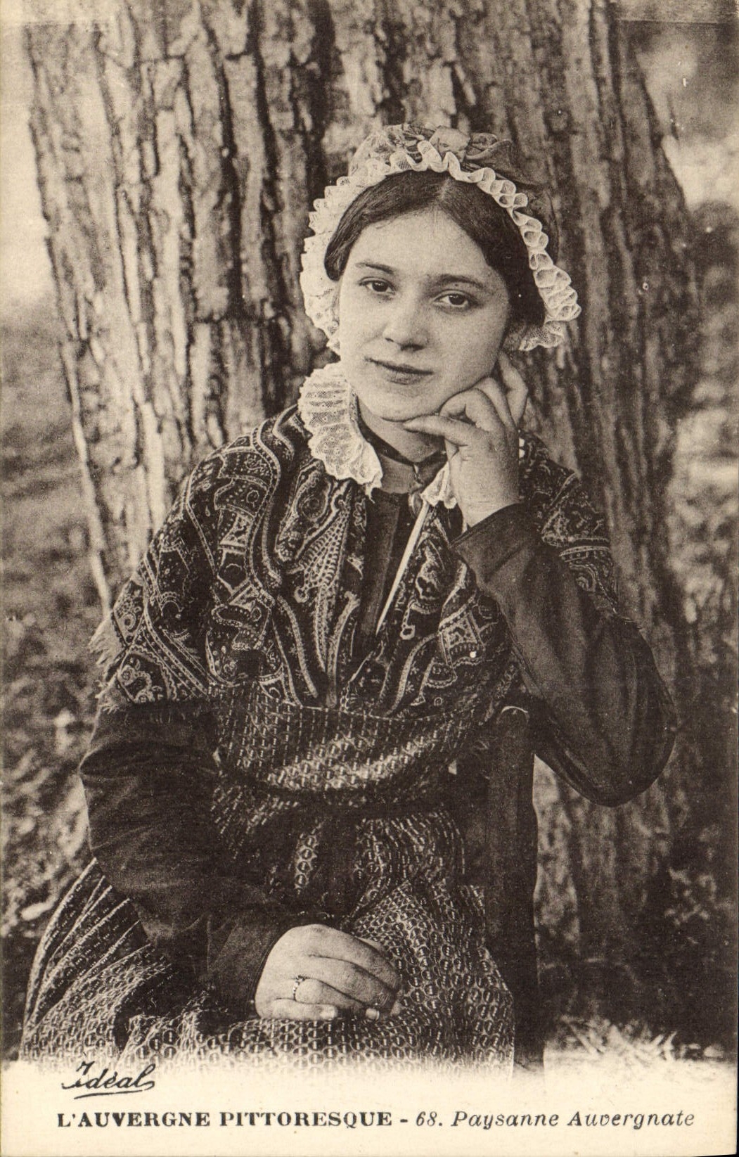 CPA Folklore Auvergne Paysanne Auvergnate