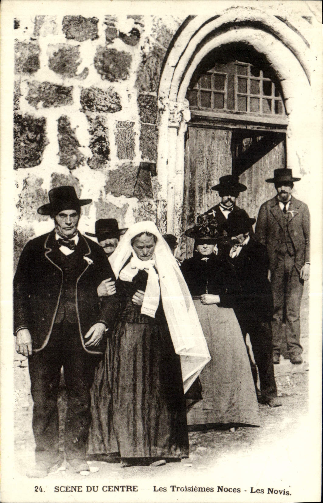 CPA Folklore Scene du Centre Les troisiemes noces Les Novis
