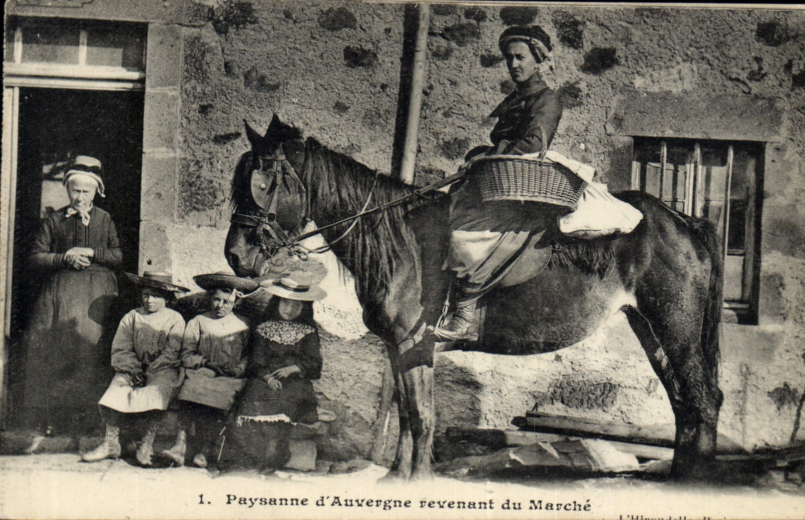 CPA Folklore Paysanne d'Auvergne revenant du marche Cheval