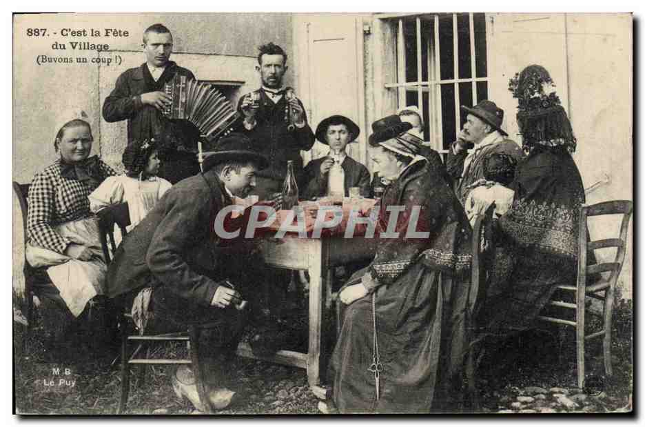 CPA Folklore C'est la fete du village Accordeon