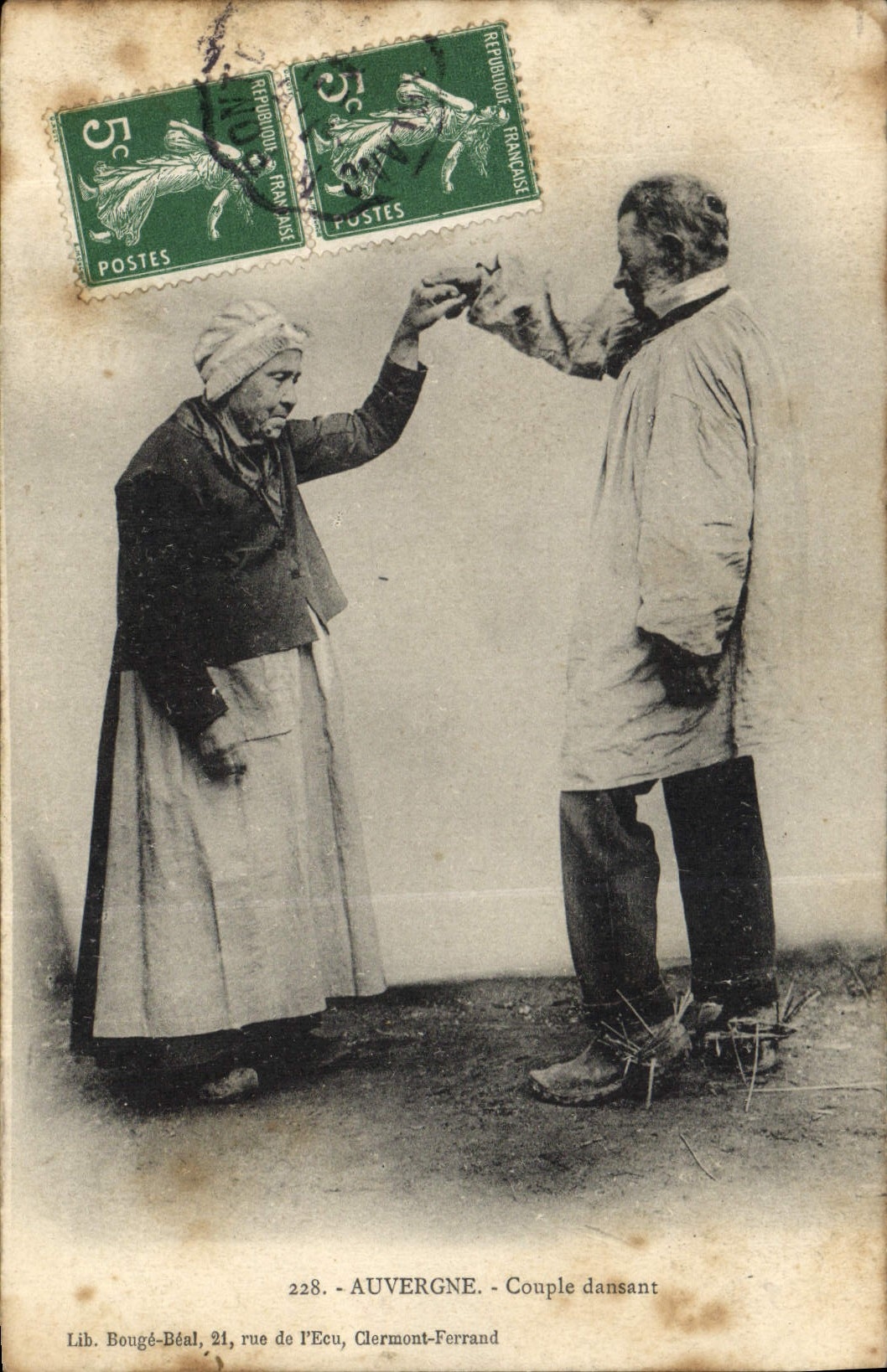 CPA Folklore Auvergne Couple dansant