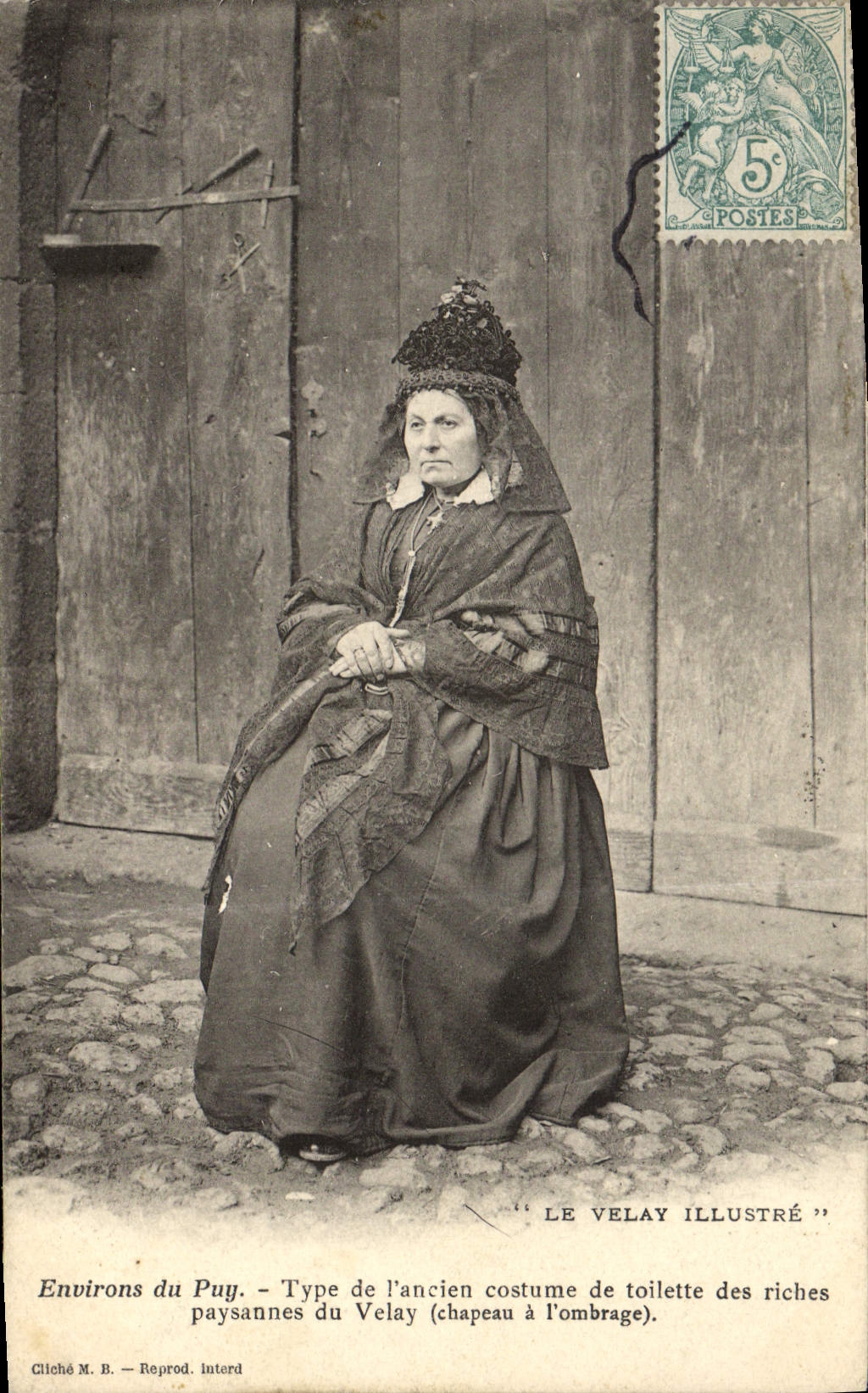 Environs du Puy — Type de l'ancien costume de toilette des riches paysannes du Velay (chapeau à l'ombrage) — Le Velay Illustré