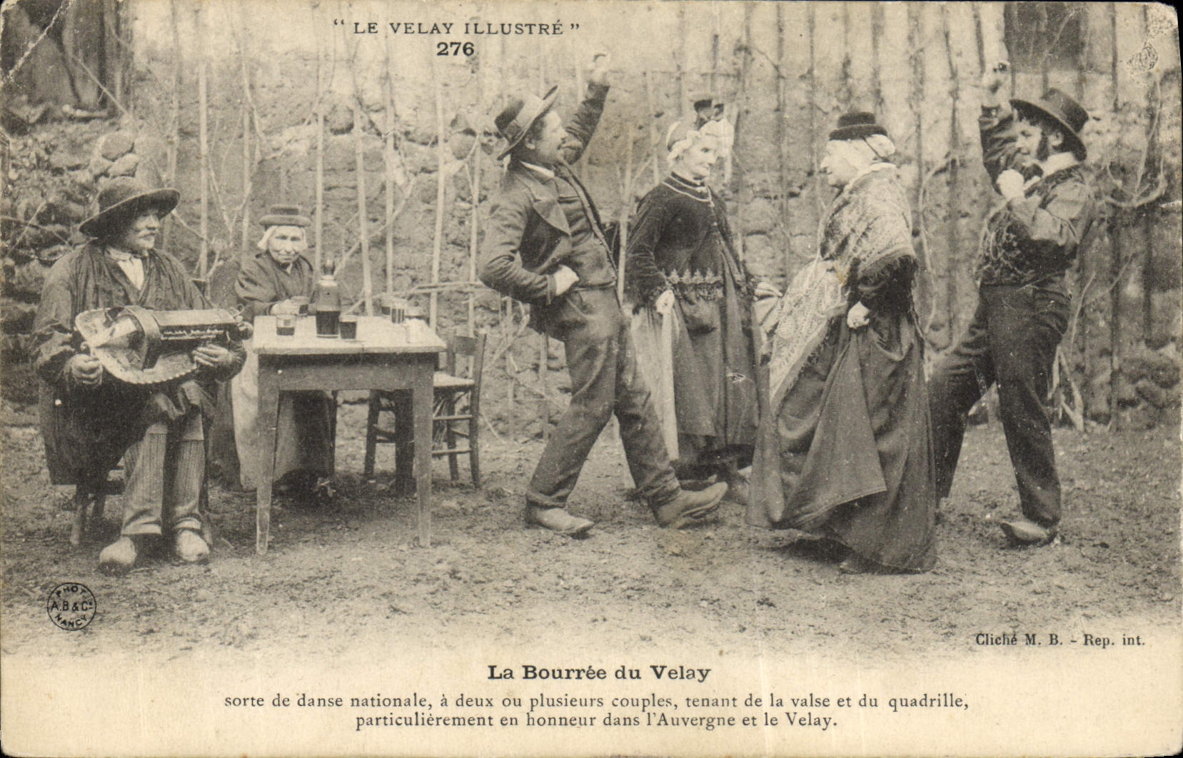 CPA Folklore La Bourree du Velay