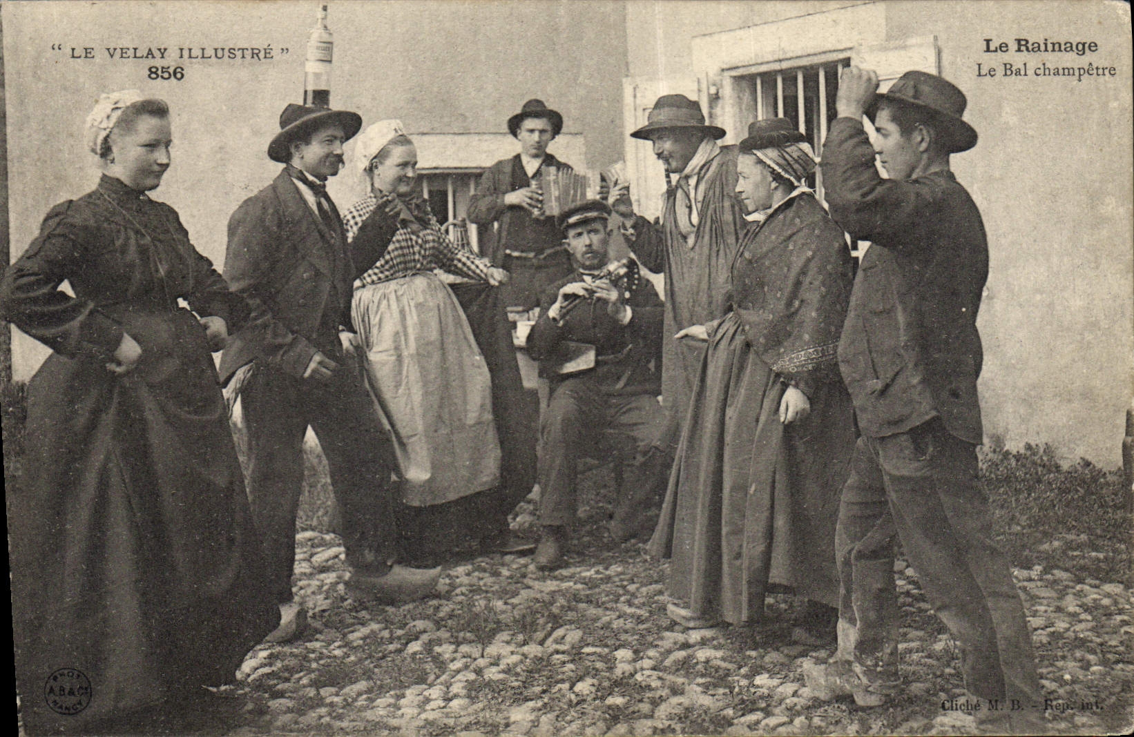 CPA Folklore Une scene villageoise Le bal champetre Accordeon
