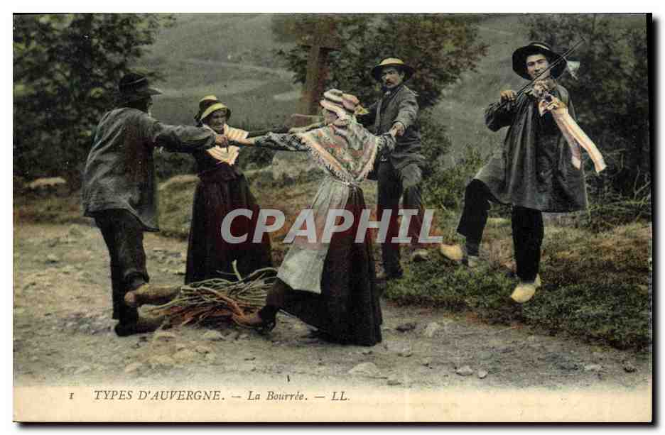 CPA Folklore Auvergne La Bourree Violon