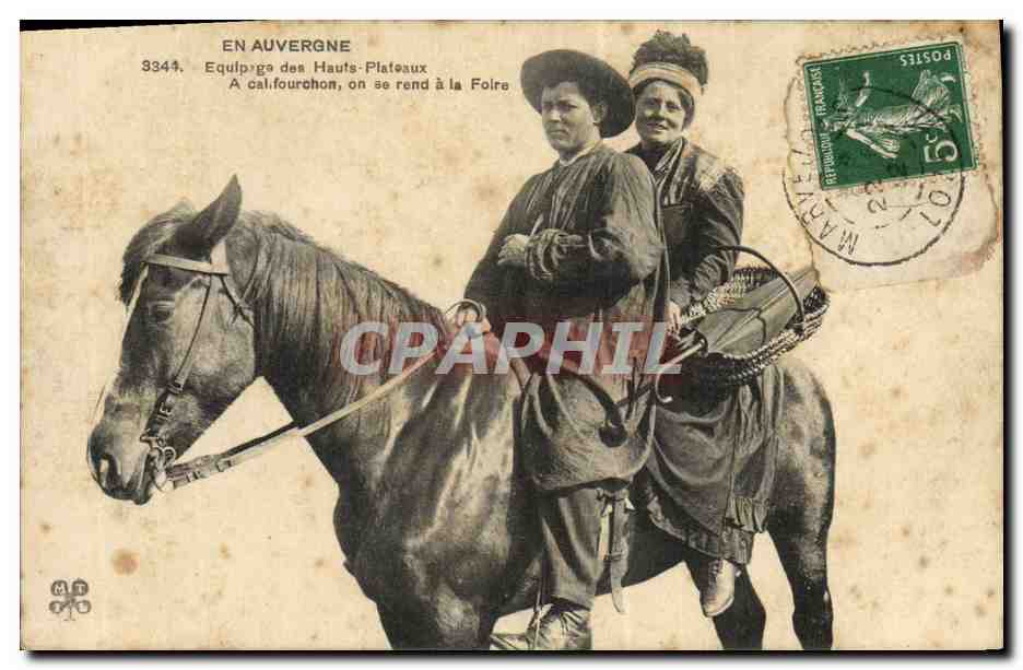 CPA Folklore Auvergne Equipage des Hauts plateaux Cheval