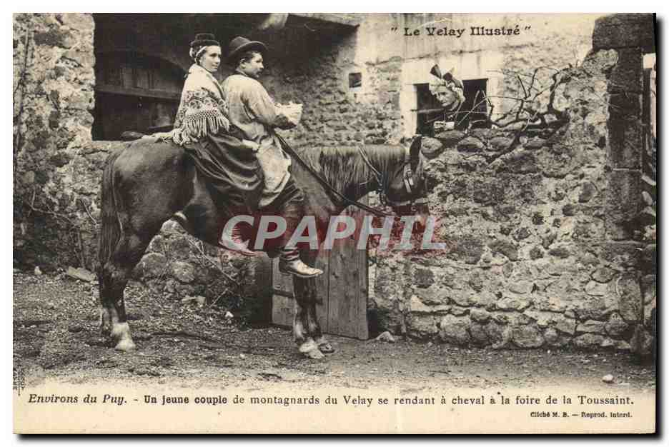 CPA Folklore Le Velay Environs du Puy Un jeune couple de montagnards du Velay Cheval