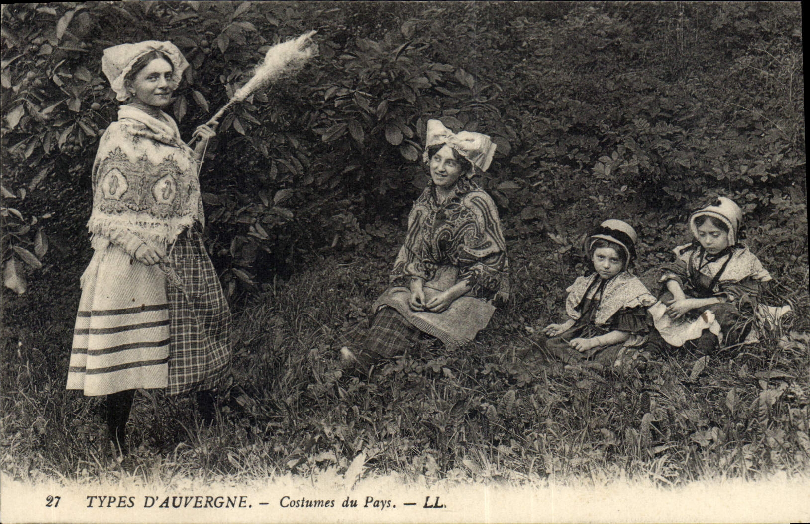 CPA Folklore Auvergne Costumes du pays Fileuse